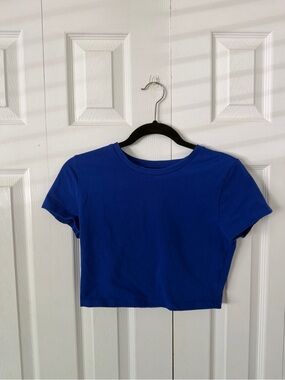 Aritzia Hold-It Ortiz Cropped Tshirt in Jazz Blue